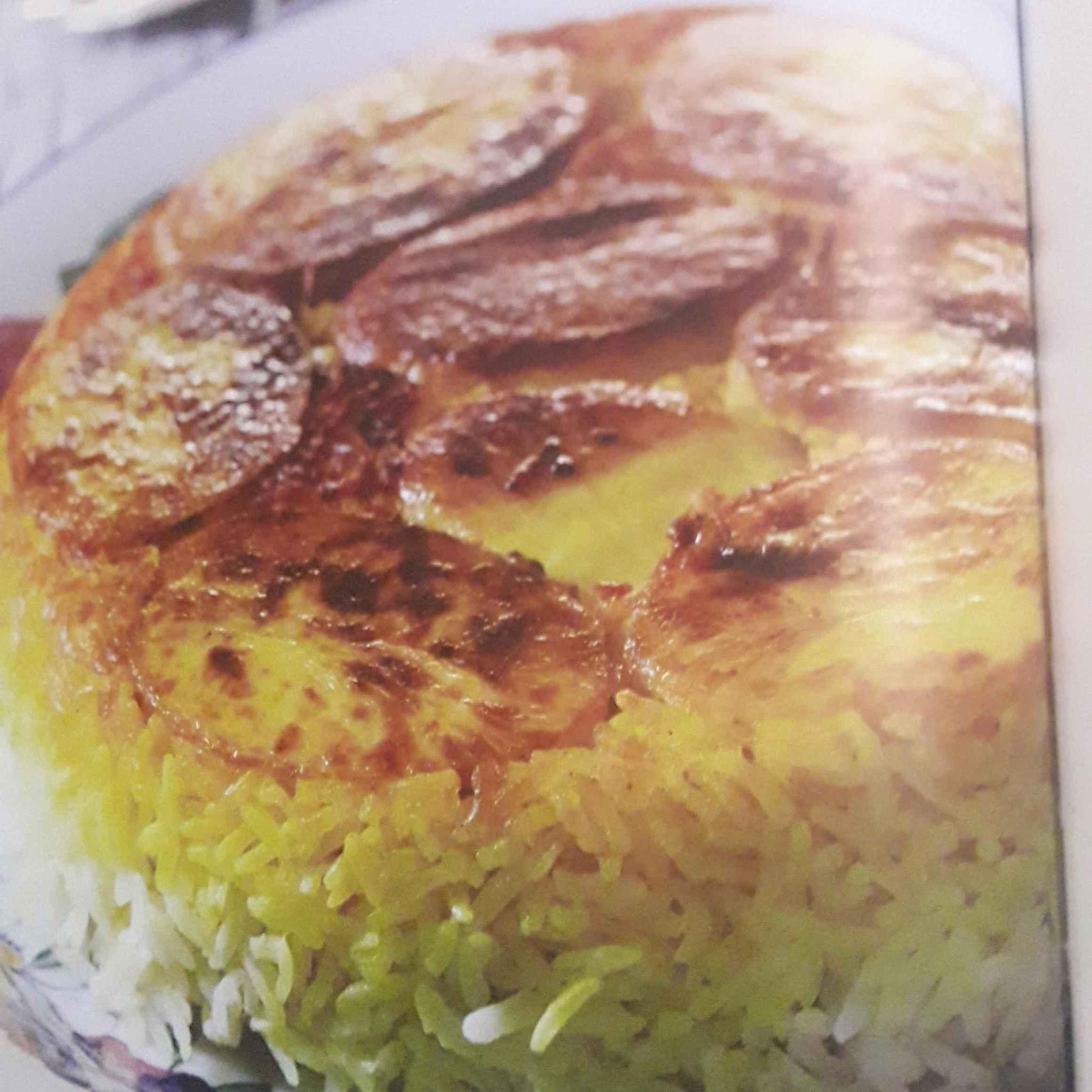 תהדיק. אורז פרסי עם ירקות עם תפו"א מטוגנים מעל