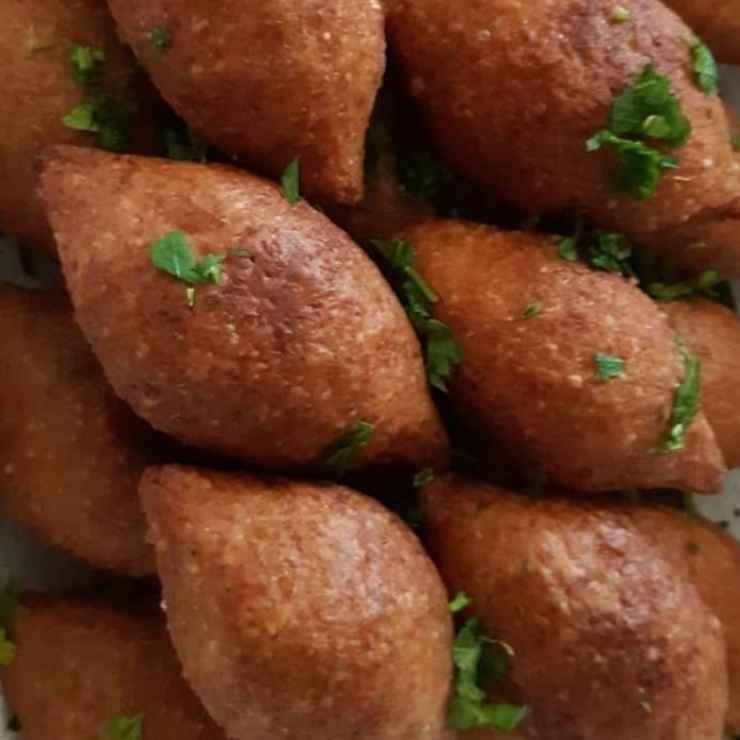 קובה בורגול מטוגן במילוי בשר או פטריות וחומוס 