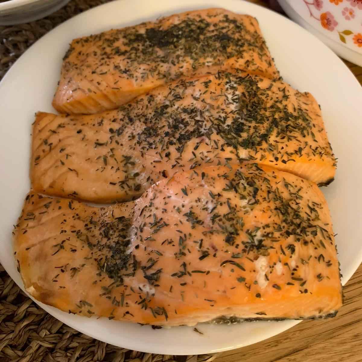 פילה סלמון עם שום ועשבי תיבול