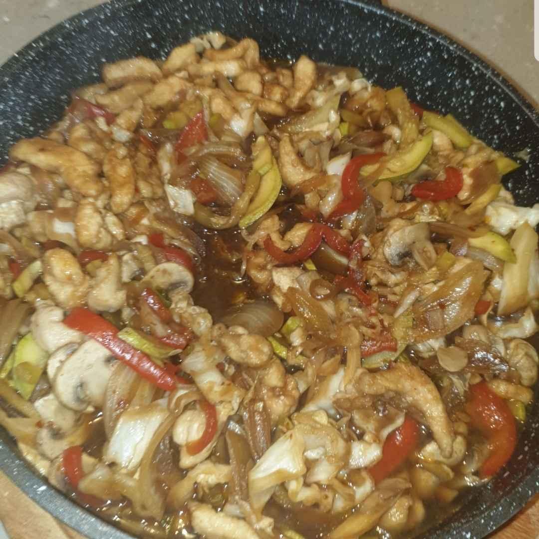 מוקפץ חזה עוף וירקות
