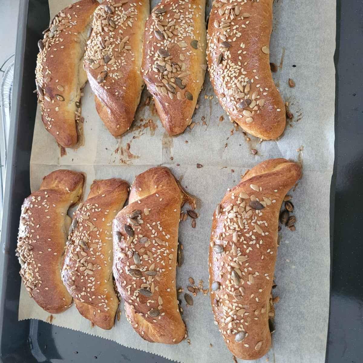 לחמניות במילוי טונה ואריסה חריף/מתוק 