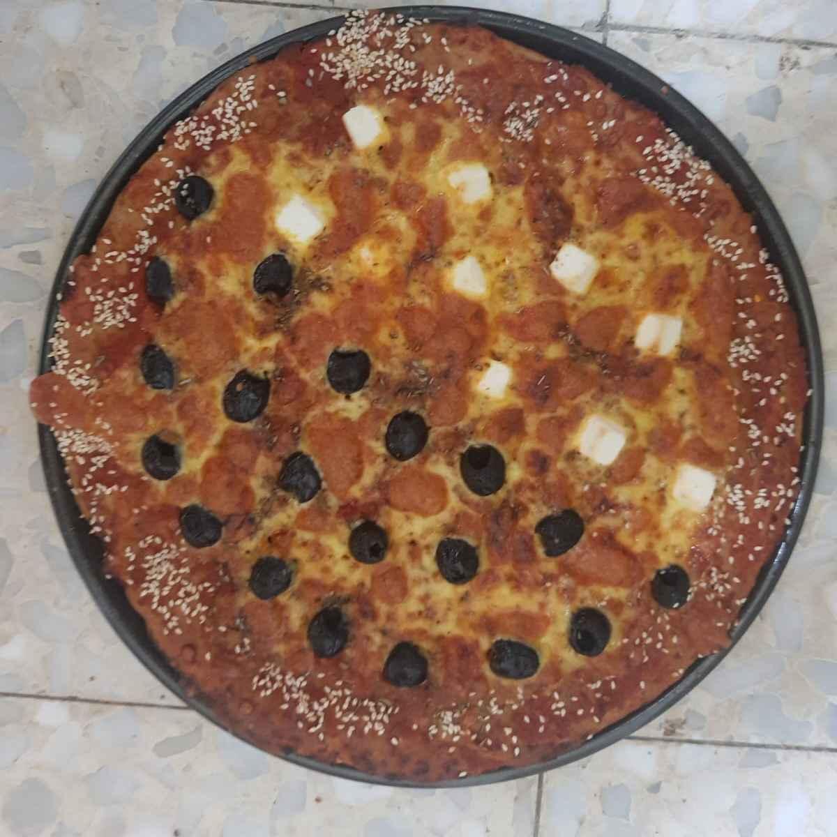 פיצות עם תוספות שונות בולגרית, זיתים, פטריות, בצל.