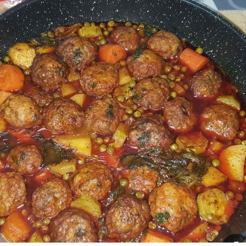קציצות בקר ברוטב עגבניות 