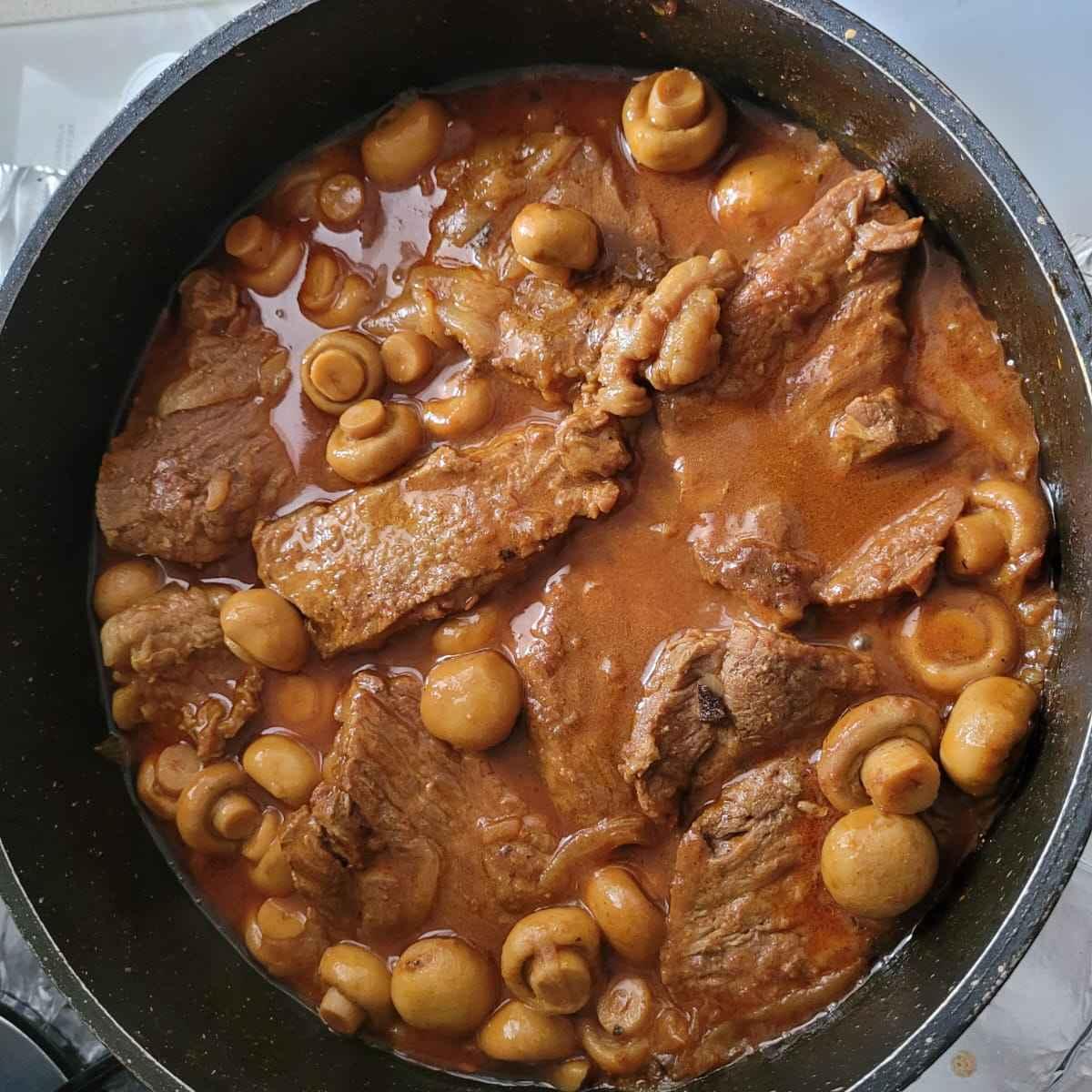 צלי בשר טלה בתוספת פיטריות שמפיון שלמות..