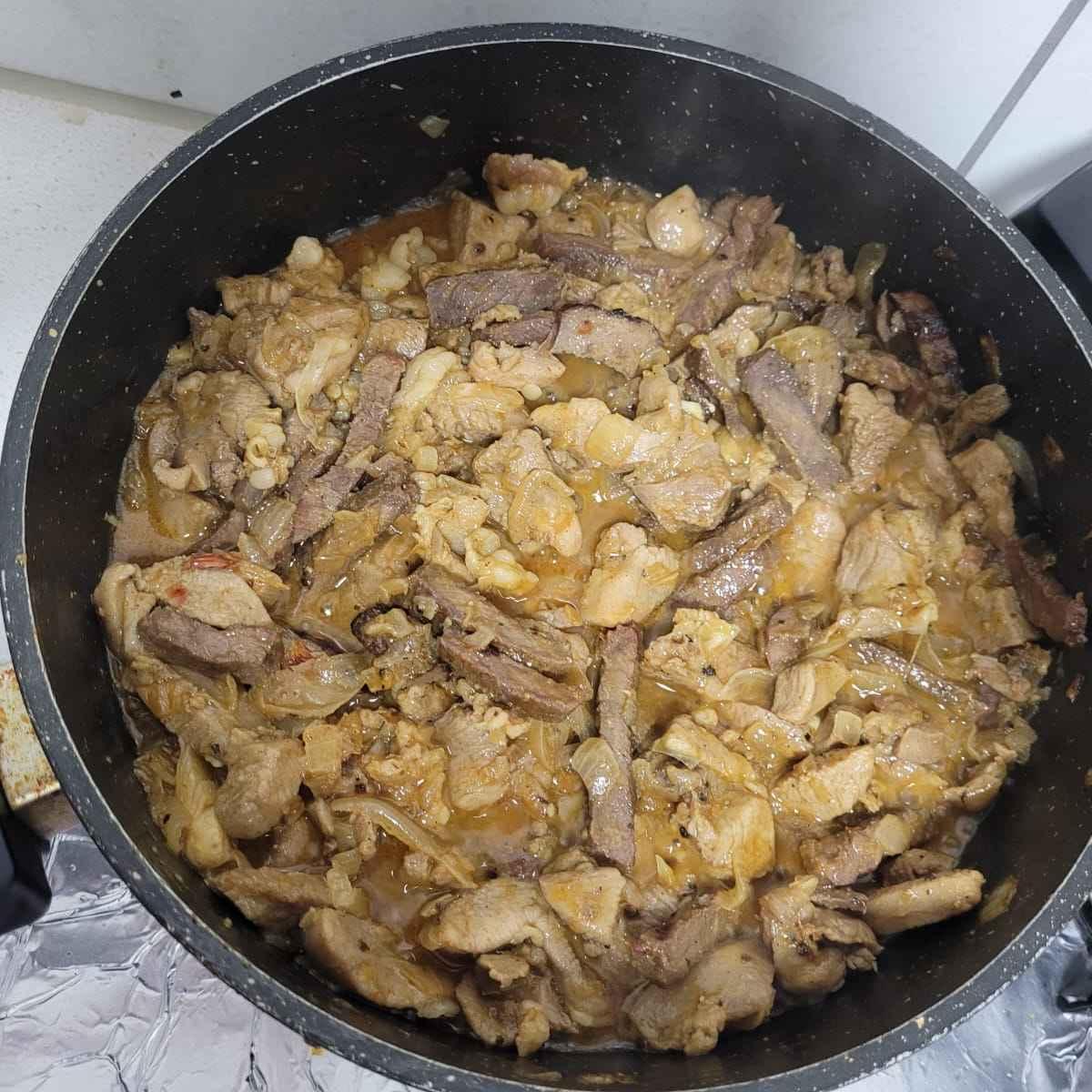 שאוורמה הודו עם רצועות סינטה ברוטב עם בצל
