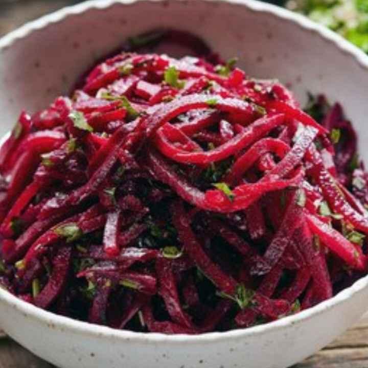 סלט סלק חי עם עשבי תיבול ואגוזי מלך 